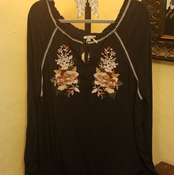 Gorgeous embroidered blouse. - Picture 2 of 4